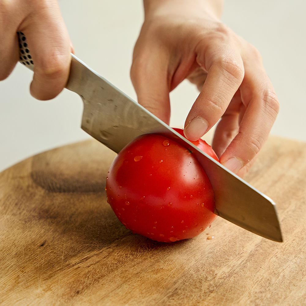토마토는 씻어서 잘게 썰어주세요.