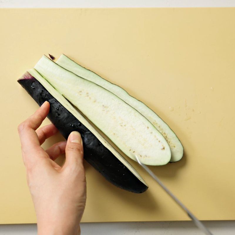 가지는 0.5cm 두께로 슬라이스해주세요. 방울토마토는 반으로 잘라주세요.