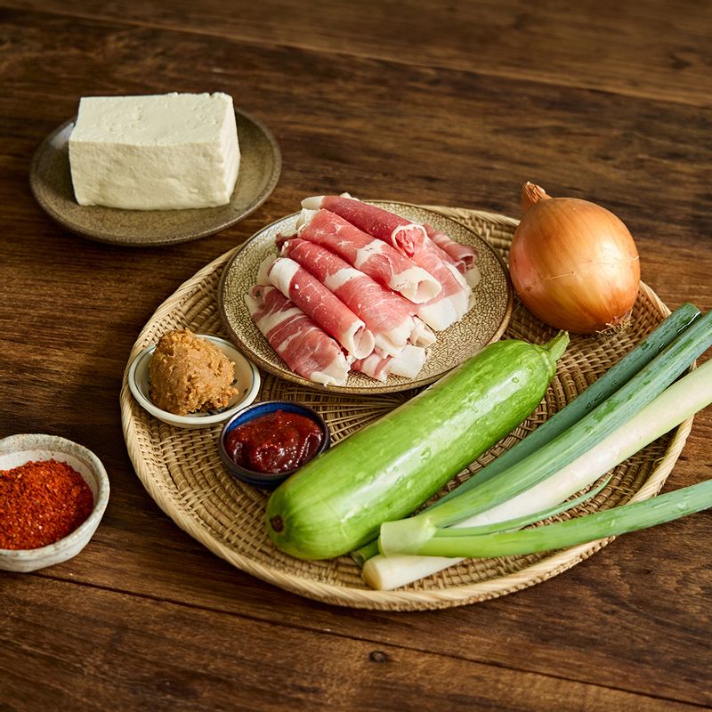 차돌 된장 술밥 을 위한 재료 이미지로 차돌박이,공기밥,두부,양파,애호박 등으로 구성 되어있습니다.