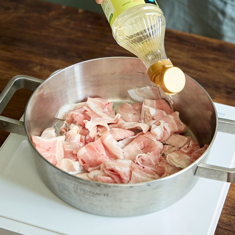 고기가 노릇해지면 맛술을 넣고 한 번 더 볶아 잡내를 잡아주세요. (tip. 기름이 너무 많이 나올 경우 키친타월로 냄비에 고인 여분의 기름을 닦아내주세요)