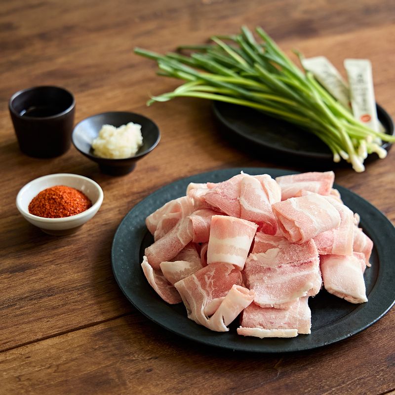 대패삼겹살 돼지곰탕을 위한 재료 이미지로 대패삼겹살,공기밥,물,분말육수,다진 마늘 등으로 구성 되어있습니다.