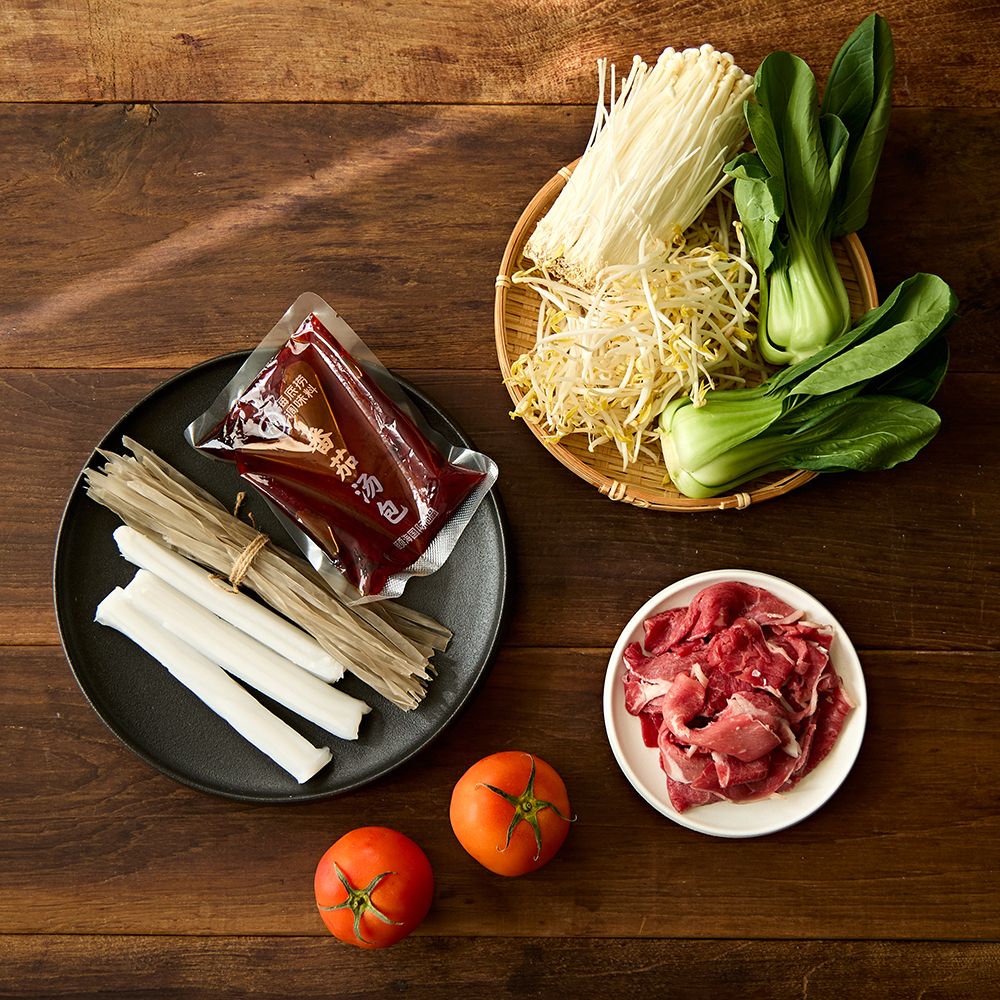 토마토 마라탕을 위한 재료 이미지로 토마토맛 훠궈소스,토마토,샤브샤브용 소고기,청경채,숙주 등으로 구성 되어있습니다.