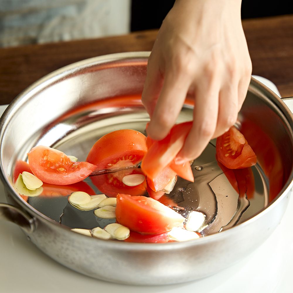 냄비에 식용유와 마늘, 토마토를 넣어 볶다가 물을 붓고 토마토맛 훠궈소스를 풀어 끓여주세요