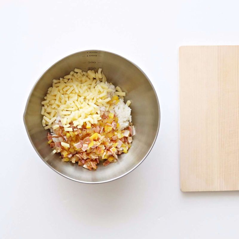 밥과 볶은 베이컨, 야채, 피자치즈, 약간의 소금, 후추를 볼에 넣어 섞어주세요.