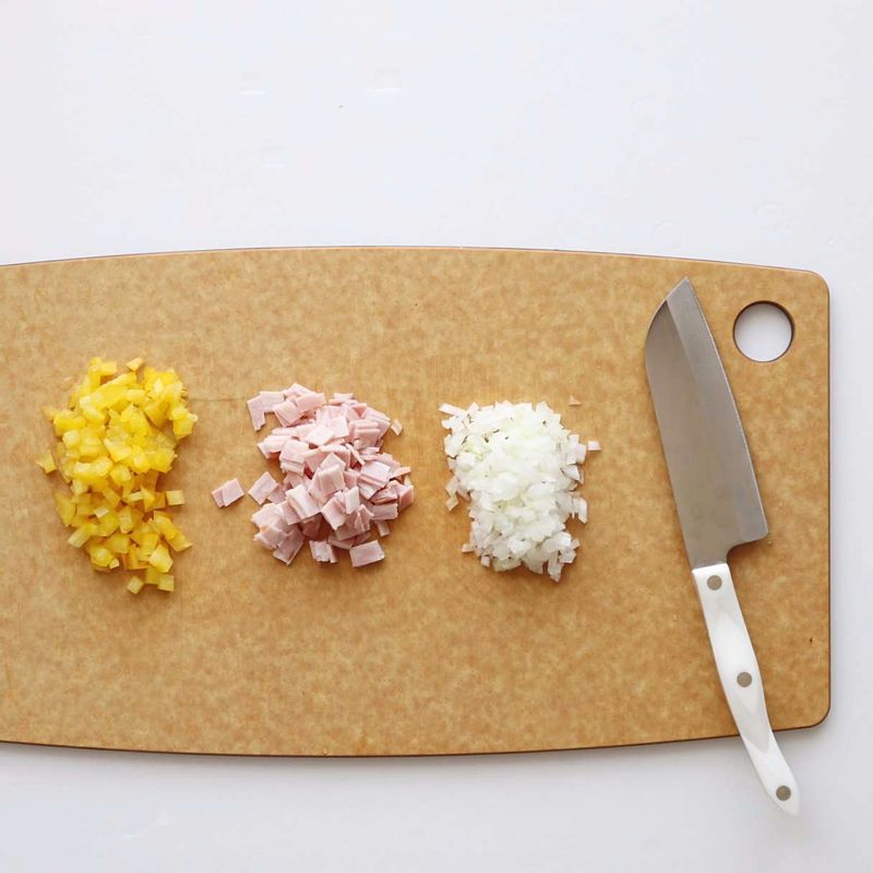 양파와 파프리카, 베이컨은 잘게 잘라주세요.