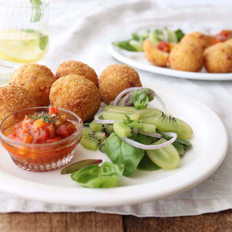 아란치니에 소스와 어린잎새싹을 곁들여주세요.