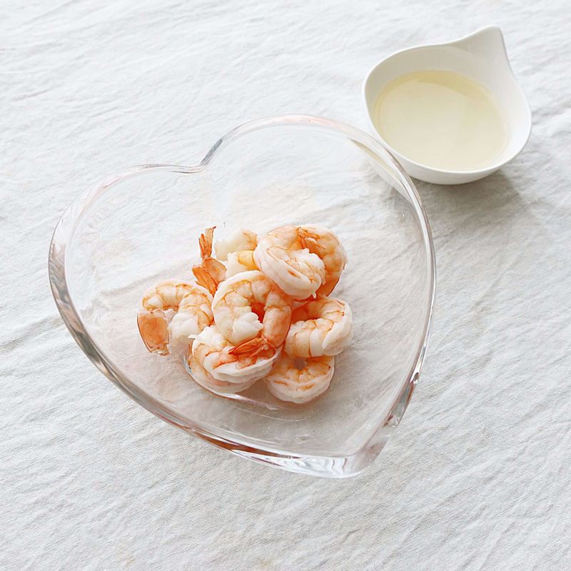 끓는 물에 약간의 소금과 맛술을 넣고, 내장을 제거 한 새우를 넣어 1분정도 데친 후 배합초 1큰술로 밑간을 해주세요.