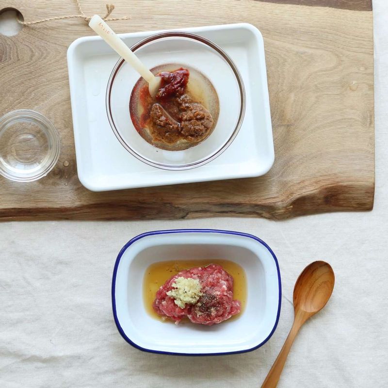 다진쇠고기는 키친타올에 올려 핏물을 제거한 후 밑간 양념에 재우고, 새송이버섯은 잘게 잘라주세요.
쌈장재료를 볼에 넣어 섞어주세요.