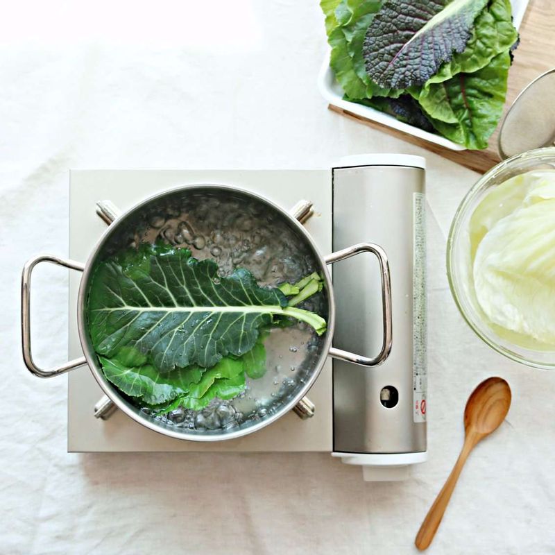 끓는 물에 약간의 소금을 넣고 케일과 양배추를 데친 후, 찬물에 담갔다가 물기를 제거해 주세요. (양배추와 잎채소의 굵은 줄기부분은 포를 떠 제거해주세요.)
