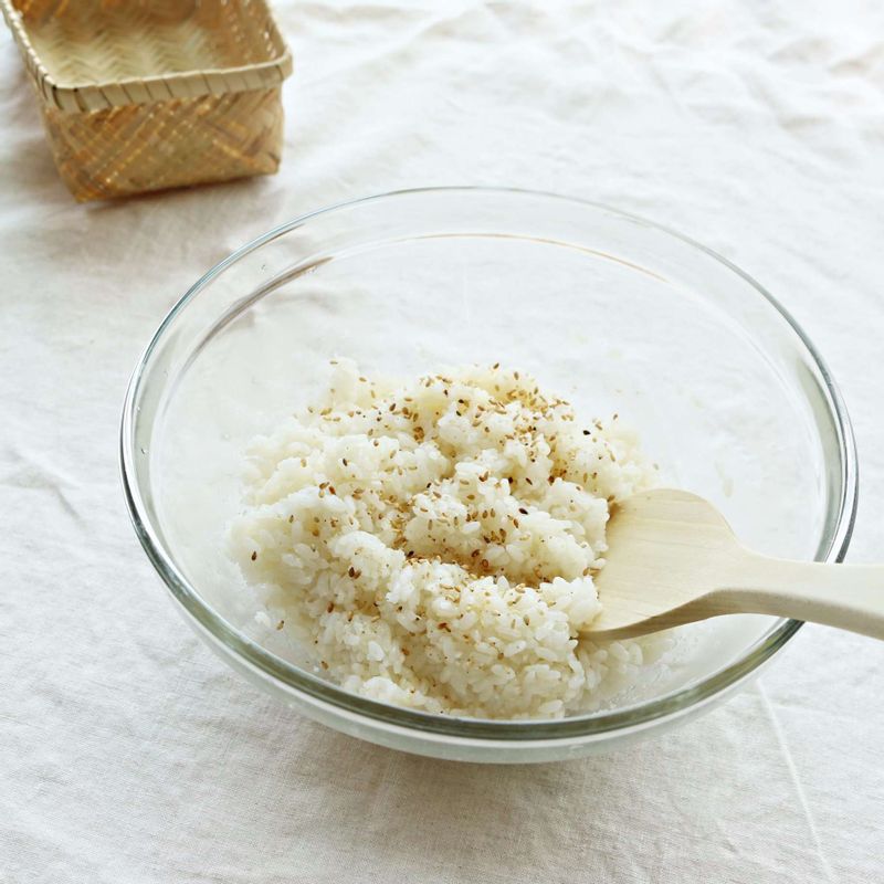 따뜻한 밥에 참기름 1큰술과 약간의 깨를 넣고 섞어주세요.