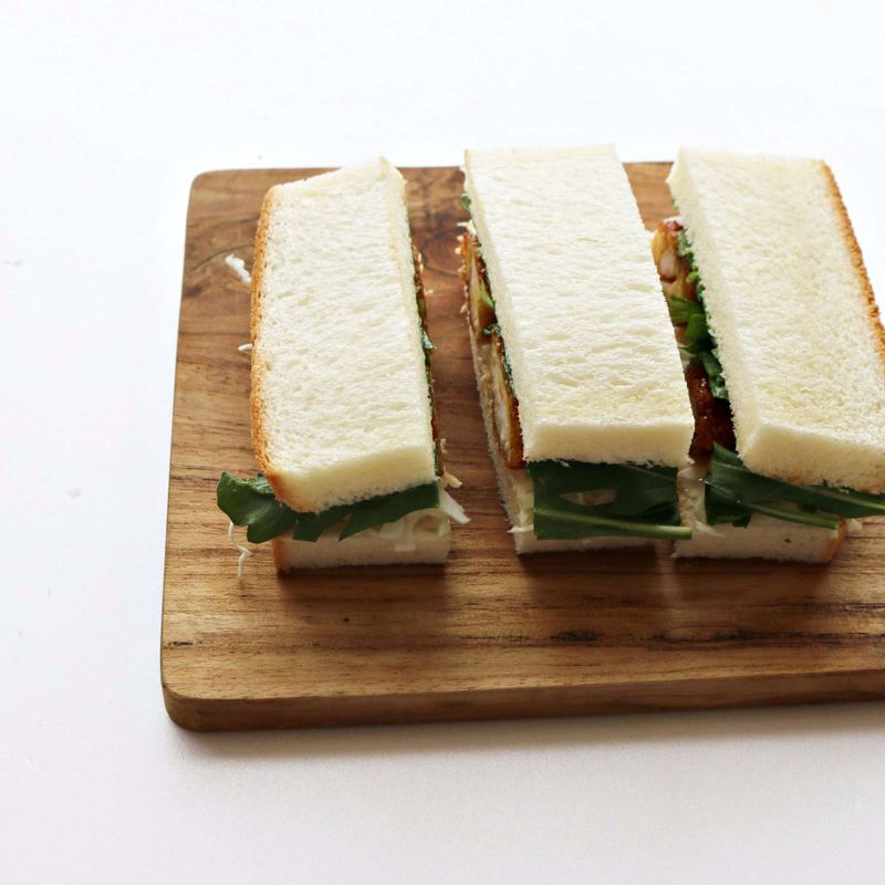 식빵을 먹기 좋게 3등분으로 잘라주세요.