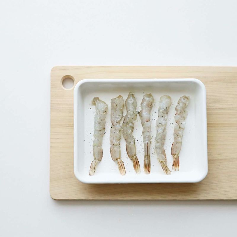 새우는 꼬리 한마디만 남기고 껍질을 벗겨 배쪽에 칼집을 3번 넣은 후 등을 펴서 준비해두고 약간의 소금, 후추를 뿌려주세요.