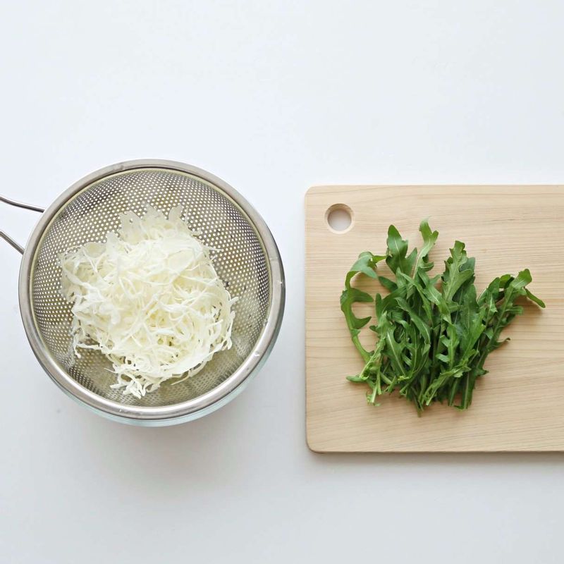 로켓잎(또는 치커리)은 먹기 좋게 자르고, 양배추는 곱게 채를 썰어 찬물에 담갔다가 물기를 제거해주세요.