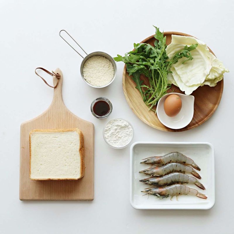 새우카츠샌드을 위한 재료 이미지로 식빵,새우,양배추,로켓잎(또는 치커리),밀가루 등으로 구성 되어있습니다.