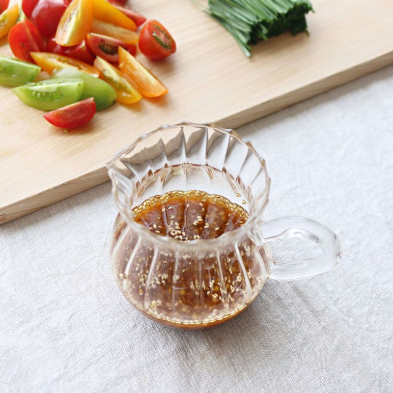 볼에 드레싱재료를 넣어 섞어주세요.