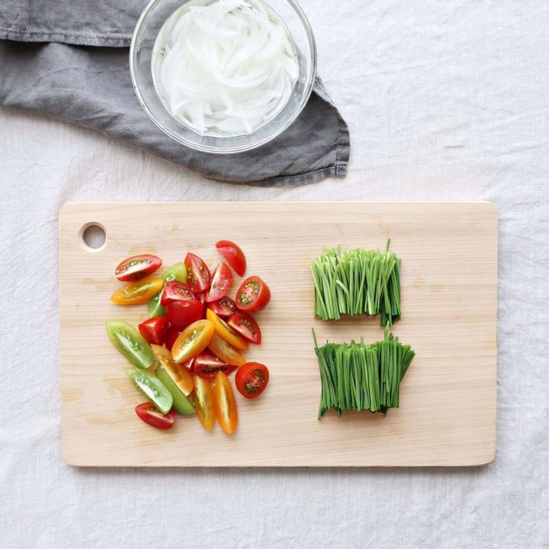 어린잎새싹은 찬물에 담갔다가 물기를 제거하고, 방울토마토는 2등분으로 잘라주세요.
영양부추는 4센치 길이로 자르고, 양파는 채를 썰어 물에 담갔다가 물기를 제거해주세요.