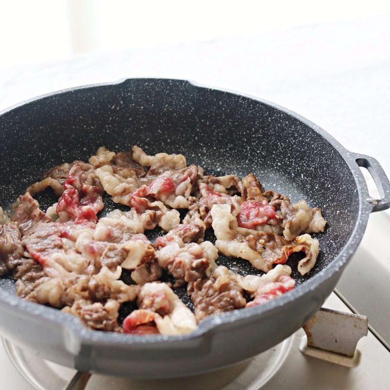 밑간한 차돌박이는 달군 팬에 넣고 3분 정도 볶아주세요.