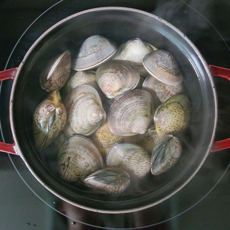 끓는 물에 손질한 백합을 넣고 뚜껑을 연 채로 끓여주세요. 뽀얀 조개 국물이 우러나오고 백합이 입을 벌리면 간을 보고 취향에 따라 소금을 더 넣으세요.