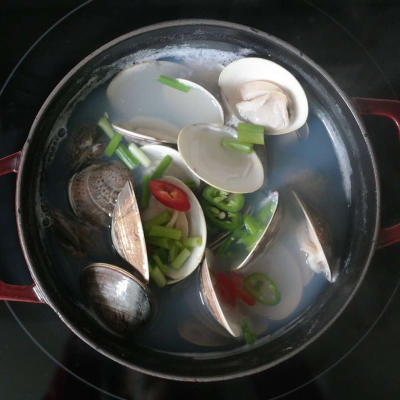 홍고추와 청양고추를 넣고 한소끔 더 끓여주세요.