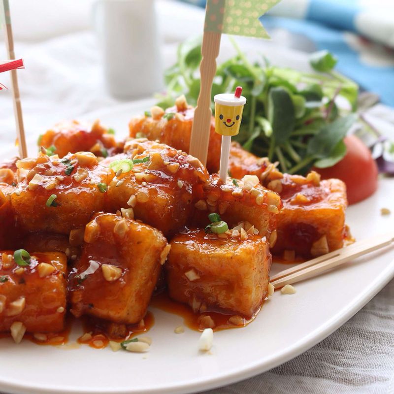 접시에 칠리두부강정을 담고, 송송 썬 실파와 깨를 뿌려주세요.