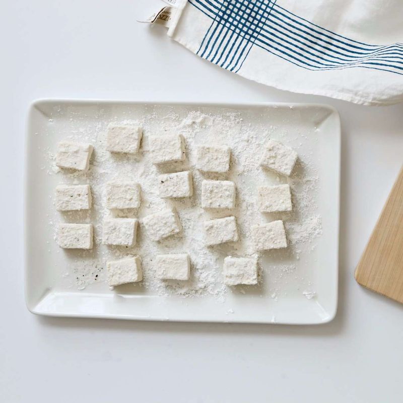 두부에 튀김옷을 고루 묻히고, 팬에 식용유를 넉넉히 둘러 두부를 튀기듯이 노릇하게 익힌 후 체에 받쳐 기름을 빼주세요.