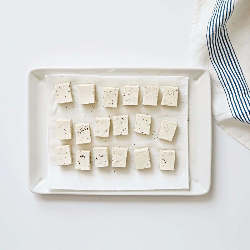 두부는 사방 2센치 크기로 자른 후 소금과 후추를 뿌려 밑간하고, 키친타올로 물기를 제거해주세요.