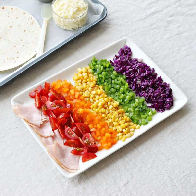 방울토마토는 4등분하고, 파프리카와 적채는 작게 잘라주세요. 슬라이스햄은 먹기 좋은 크기로 잘라주세요.