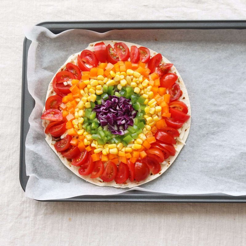 200도로 예열된 오븐에 10분정도 구워주세요.
(프라이팬을 이용할 때는 팬에 피자를 올리고, 약불에서 뚜껑을 덮고 12~15분정도 치즈가 녹을 때까지 구워 주세요.)