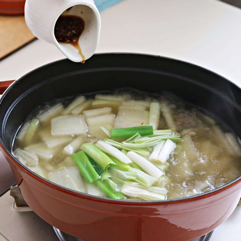 무가 익으면 대파와 국물양념재료를 넣고 2분 정도 끓여주세요.