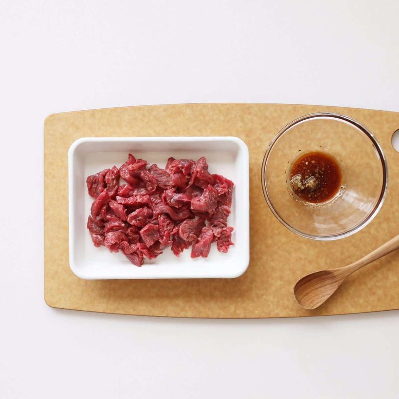 쇠고기는 찬물에 10분정도 담가 핏물을 빼고, 먹기 좋은 크기로 잘라주세요. 그리고 밑간 재료에 10분 정도 재워주세요.