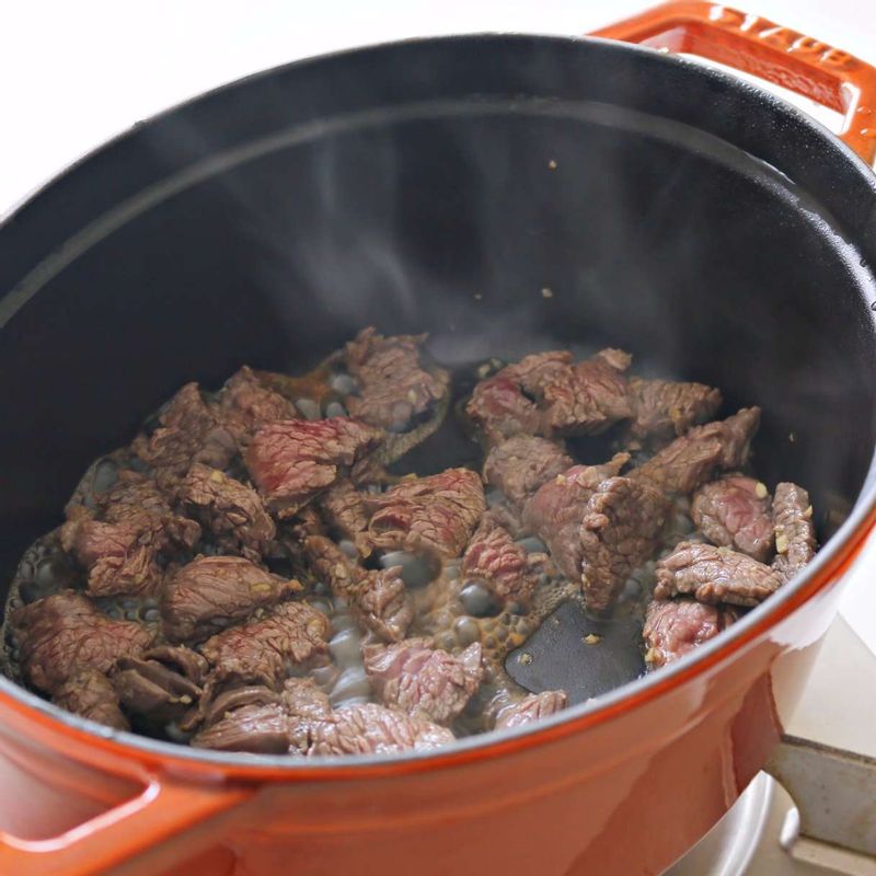 냄비에 밑간한 쇠고기를 넣어 2분 정도 볶다가 다시멸치육수와 무를 넣고, 끓어오르면 중약불로 줄여 10~12분 정도 무가 익을 때까지 끓여주세요.
(중간중간 거품을 걷어 내주세요.)