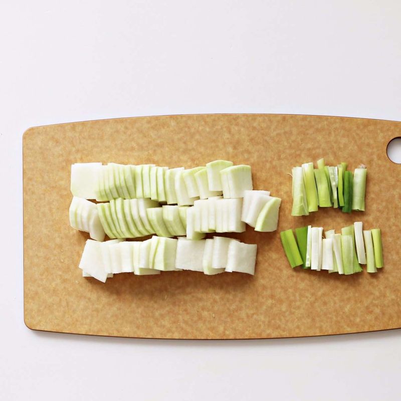 무는 사방 3센치로 나박썰기하고, 대파는 반으로 잘라 4센치 길이로 썰어주세요.