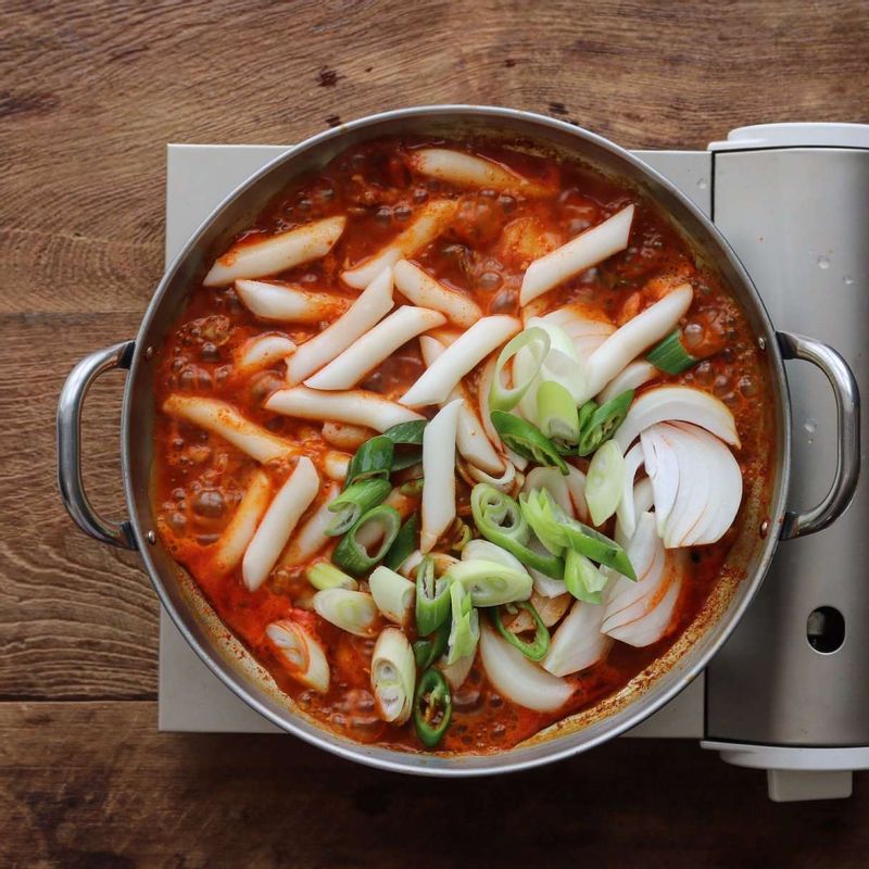 닭이 익으면 양파와 대파, 떡볶이떡을 넣고 10분 정도 끓여 떡이 말랑말랑해지면 불을 꺼주세요.