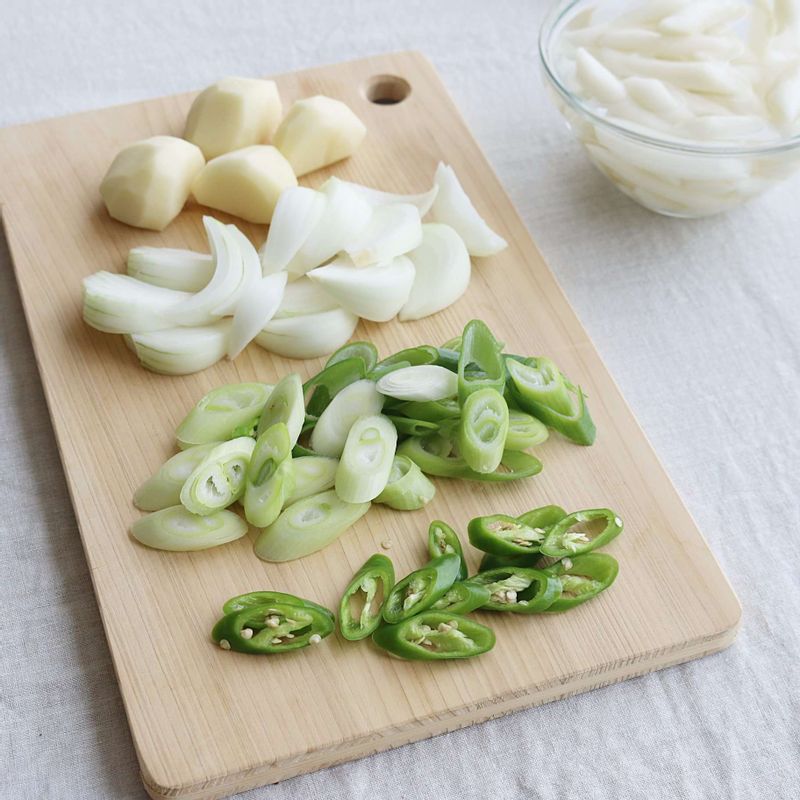 감자와 양파는 먹기 좋게 큼직하게 썰고, 대파와 고추는 어슷하게 썰어주세요.
딱딱한 떡볶이떡은 찬물에 10분 정도 담가주세요.