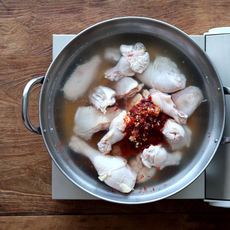 물 5컵을 냄비에 붓고, 데친 닭고기와 양념재료를 넣어 10분 정도 끓이다가 감자를 넣어 20분 정도 끓여주세요.