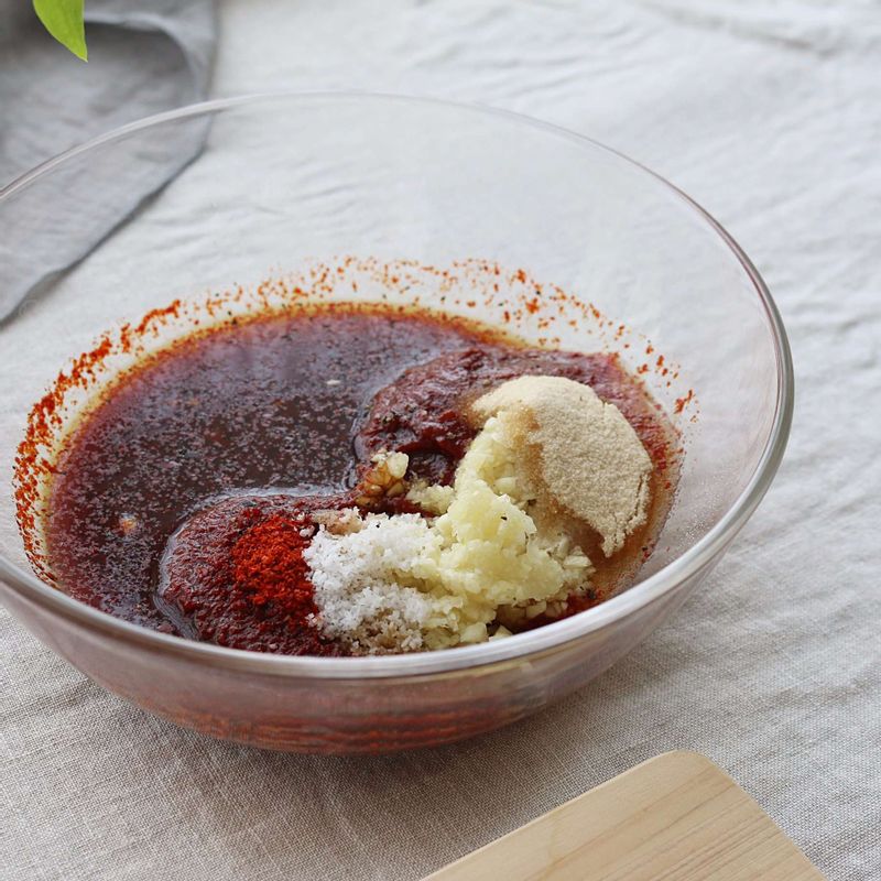 볼에 양념재료를 넣고 섞어주세요