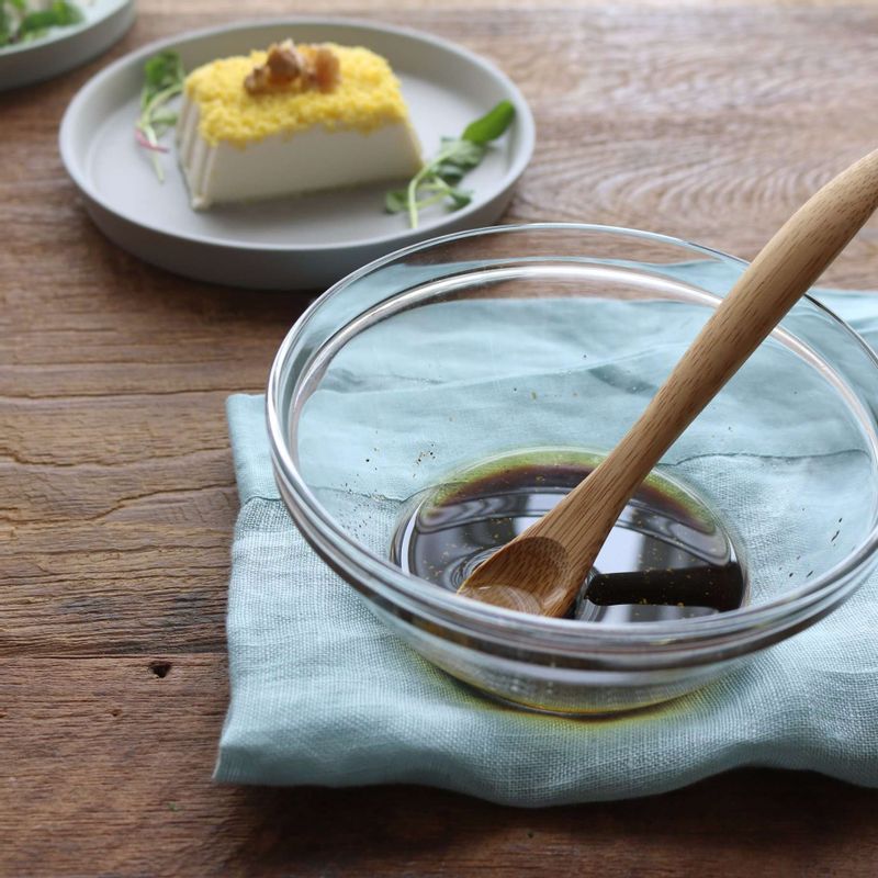 볼에 드레싱재료를 넣고 섞어주세요.