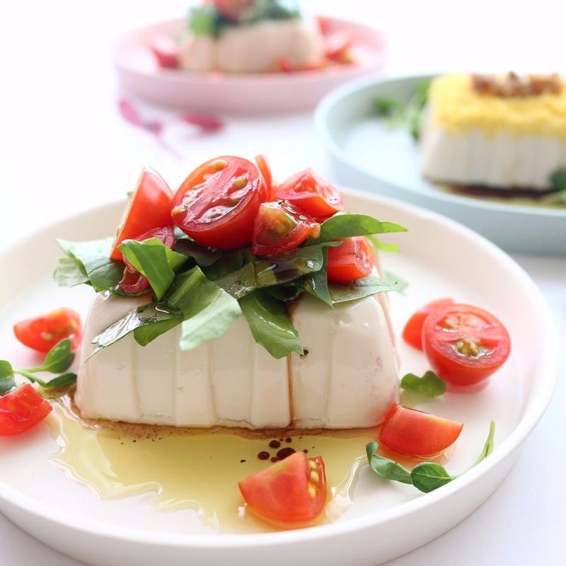 접시에 연두부-루꼴라-방울토마토, 호두 순으로 올려주세요.