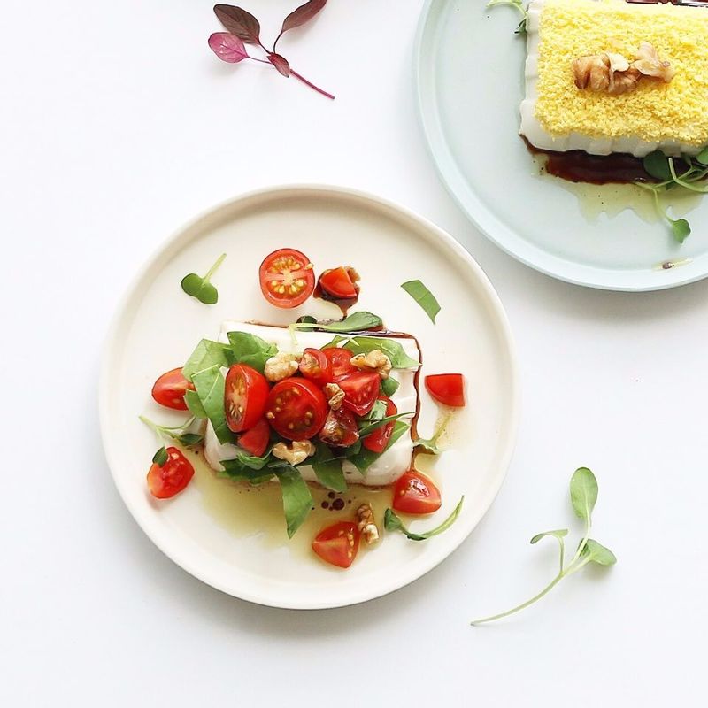 먹기 직전 드레싱을 뿌려주세요.
(기호에 따라 삶은달걀 노른자를 체에 내려 연두부에 뿌리고, 어린잎채소와 호두를 얹어 드셔도 맛있답니다.)