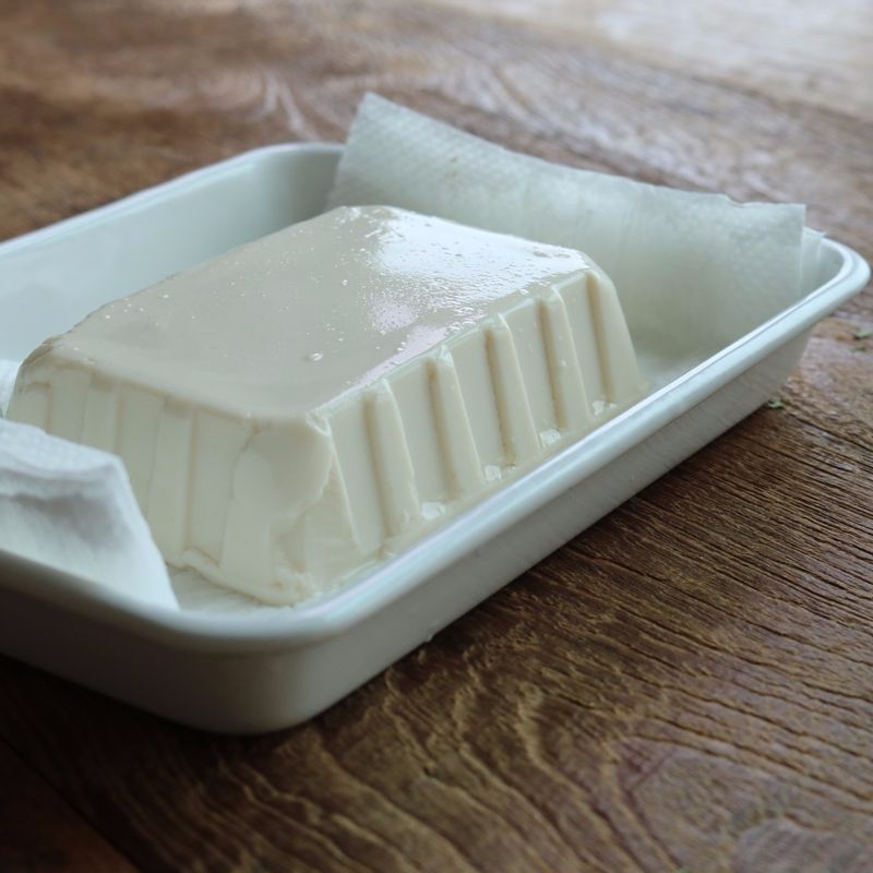 연두부는 키친타올에 올려 물기를 빼주세요.