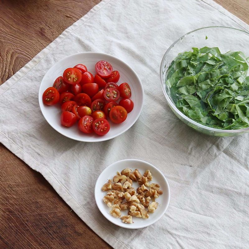 호두는 4등분하고, 방울토마토는 2등분해주세요.
루꼴라는 먹기 좋게 자른 후 찬물에 담갔다가 물기를 제거해주세요.