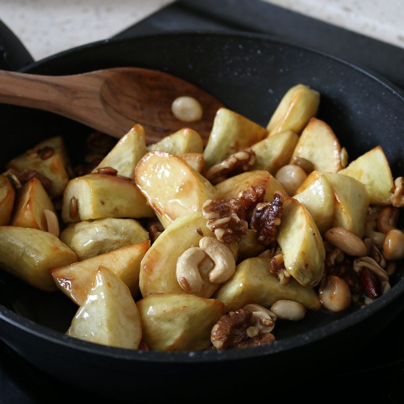 팬에 시럽재료를 넣고 4~5분정도 끓이다가 약불로 줄이고 고구마와 견과류 넣어 골고루 버무려주세요. (시럽을 끓일 때는 젓지 말고 끓여주세요.)