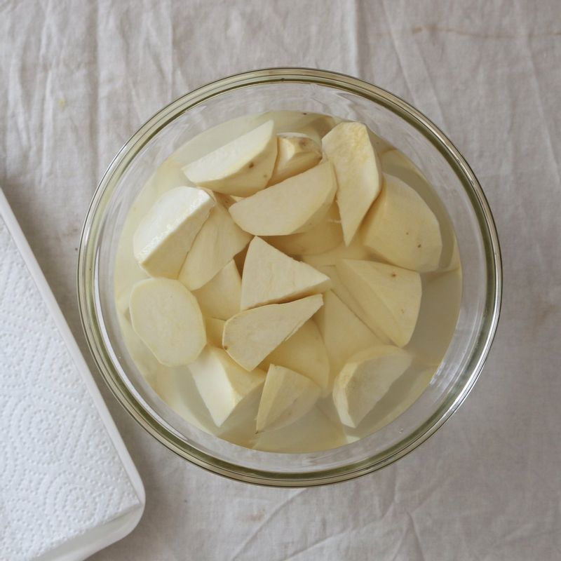 고구마는 껍질을 벗기고 먹기 좋은 크기로 잘라 물에 10분정도 담군 후 물기를 제거해주세요.