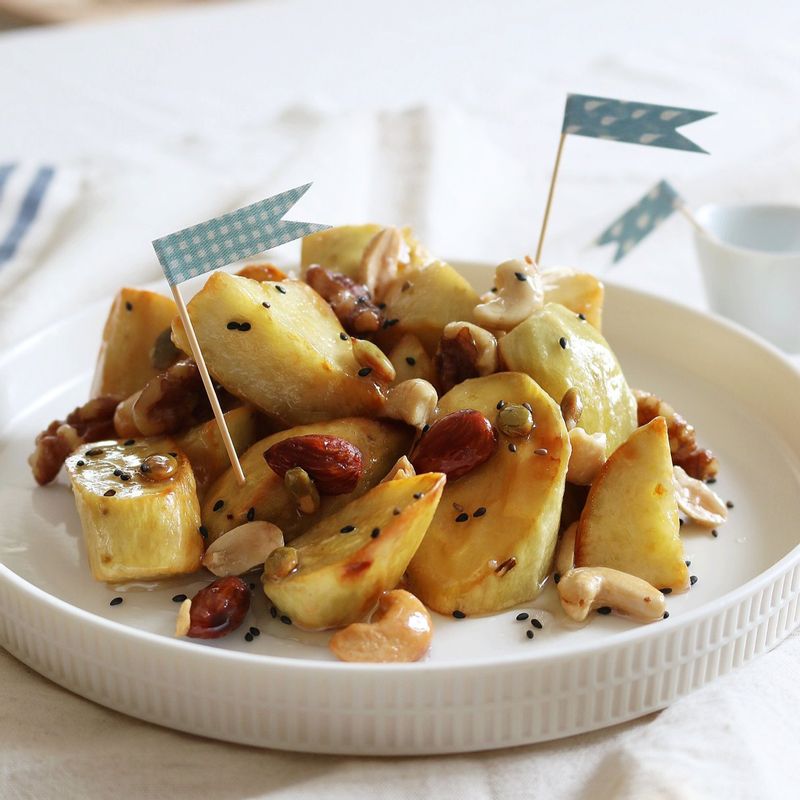 접시에 담고 검은깨를 뿌려주세요.