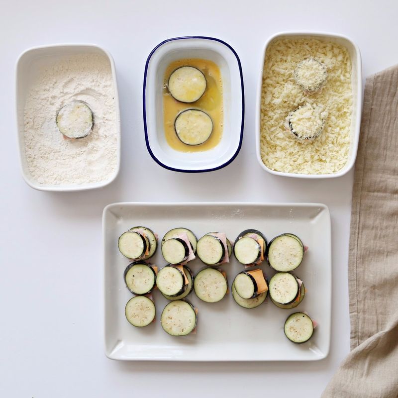 밀가루-달걀물-빵가루 순으로 튀김 옷을 입히고, 170도로 달군 기름에서 노릇하게 튀겨주세요.