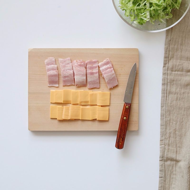 체더 슬라이스치즈와 베이컨을 사방 2센치 크기로 잘라주세요.