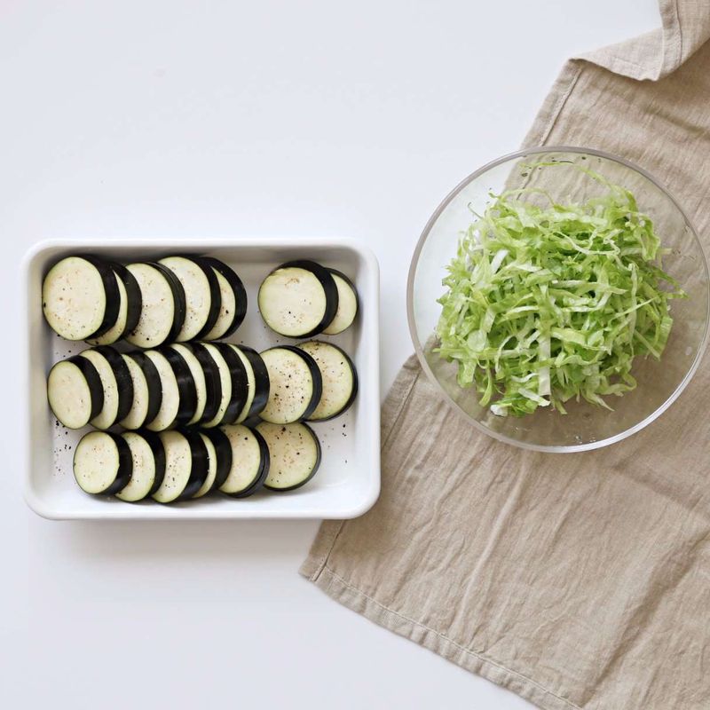 가지는 1센치 두께로 썰어 가운데 칼집을 넣고 약간의 소금, 후추를 뿌려 밑간을 해주세요.
양상추를 얇게 채썰어 찬물에 담갔다가 물기를 제거해주세요.