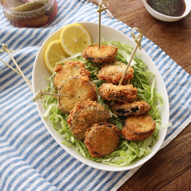 튀긴가지에 채 썬 양상추와 돈가스 소스를 곁들여 주세요.