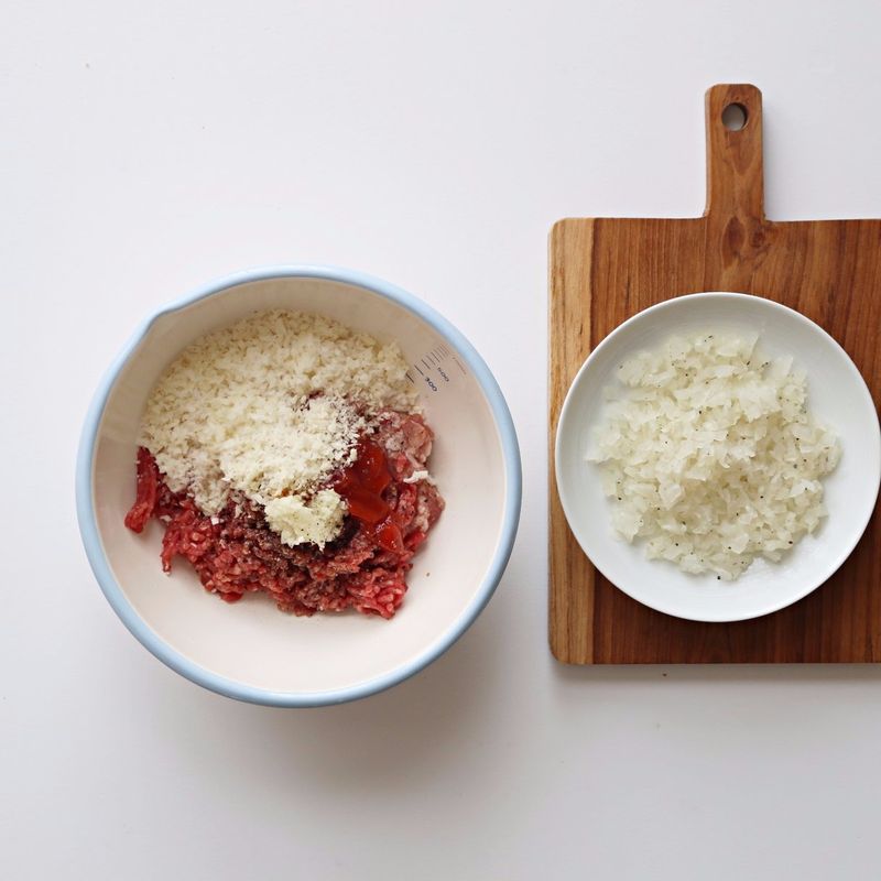 양파는 잘게 다진 후 마른 팬에 살짝 볶아 식혀주세요.
볼에 볶은 양파, 쇠고기, 돼지고기, 고기반죽 재료를 넣어 치대주세요.