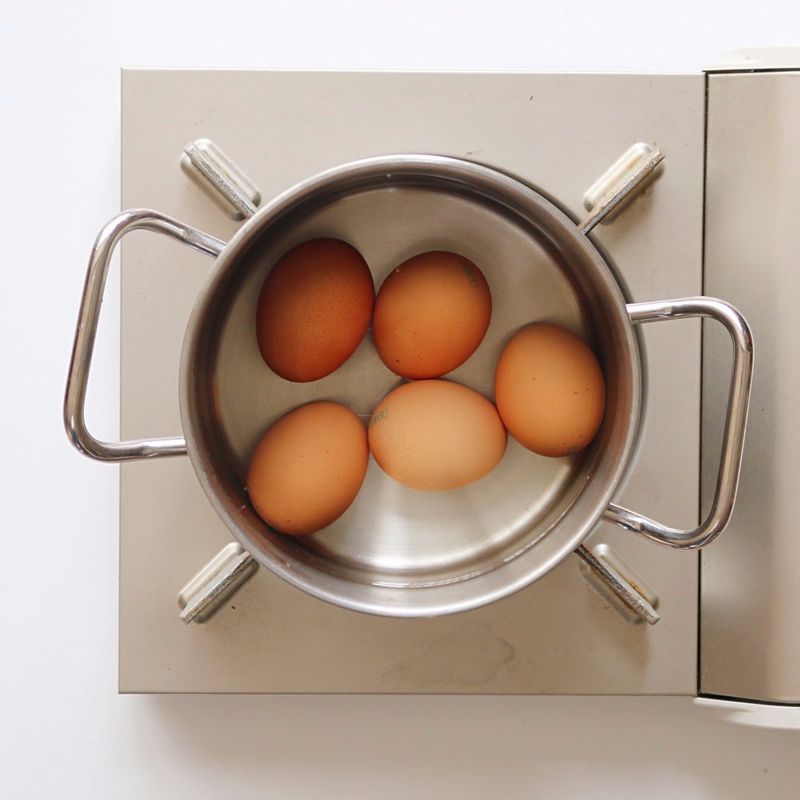 냄비에 달걀과 달걀이 잠길 정도의 물, 약간의 소금, 식초를 넣고 15분 정도 삶아 준 후 달걀을 찬물에 담갔다가 껍질을 제거해주세요.